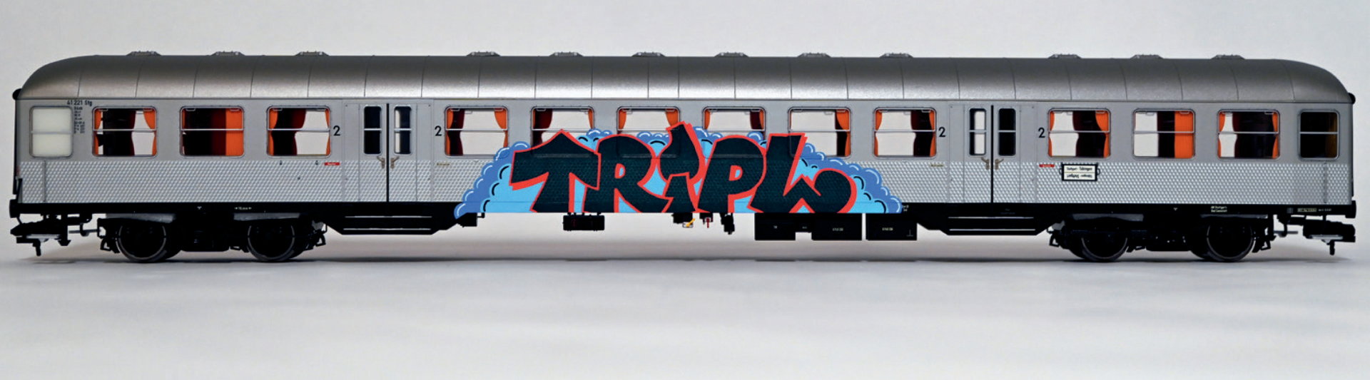 TRIPL | Märklin, Spur 1 | 2023 | Marker auf Kunststoff | 82,5 x 13 x 9 cm